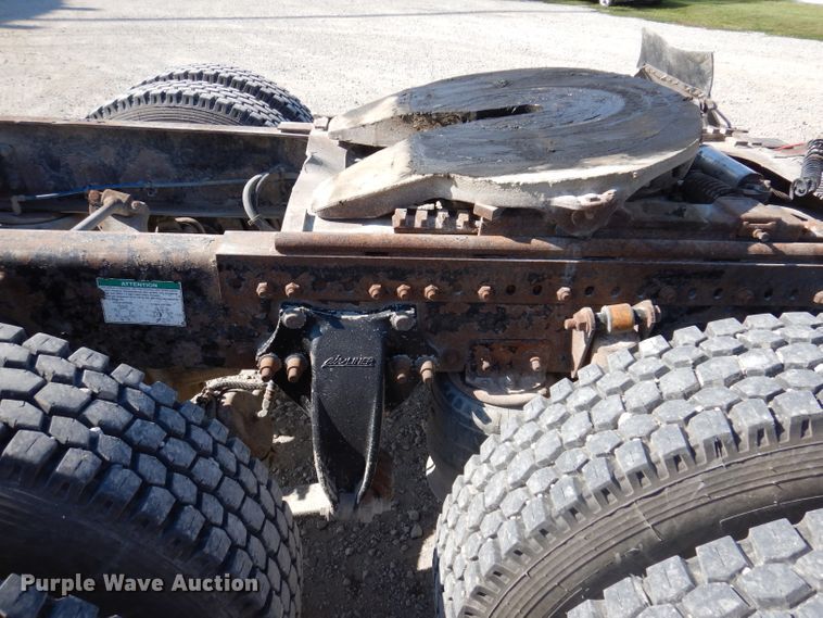 image for item IN9852 2001 Freightliner Columbia 120  semi truck