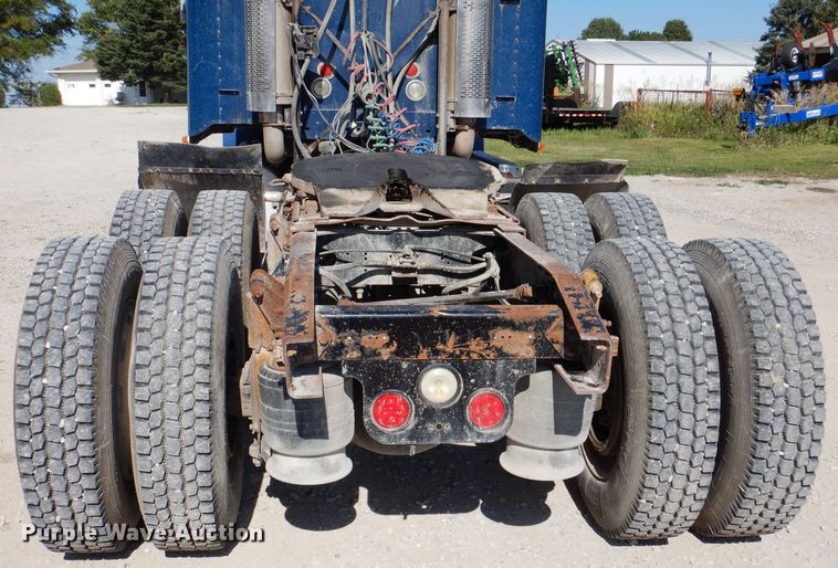 image for item IN9852 2001 Freightliner Columbia 120  semi truck