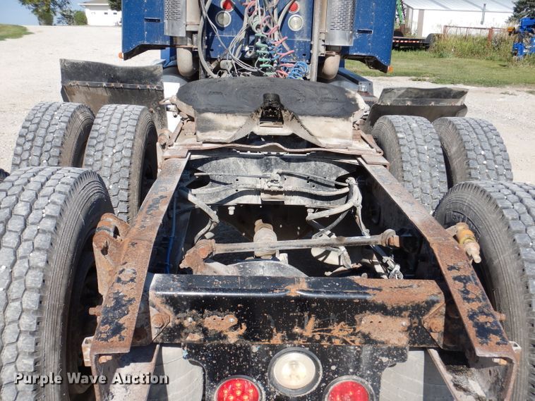 image for item IN9852 2001 Freightliner Columbia 120  semi truck