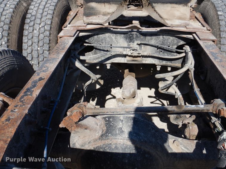 image for item IN9852 2001 Freightliner Columbia 120  semi truck