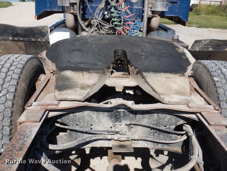 image for item IN9852 2001 Freightliner Columbia 120  semi truck