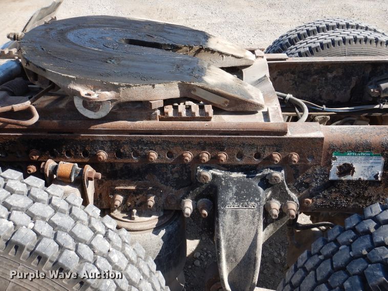 image for item IN9852 2001 Freightliner Columbia 120  semi truck