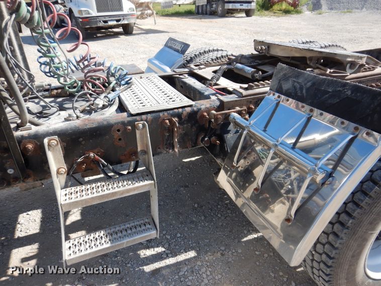 image for item IN9852 2001 Freightliner Columbia 120  semi truck