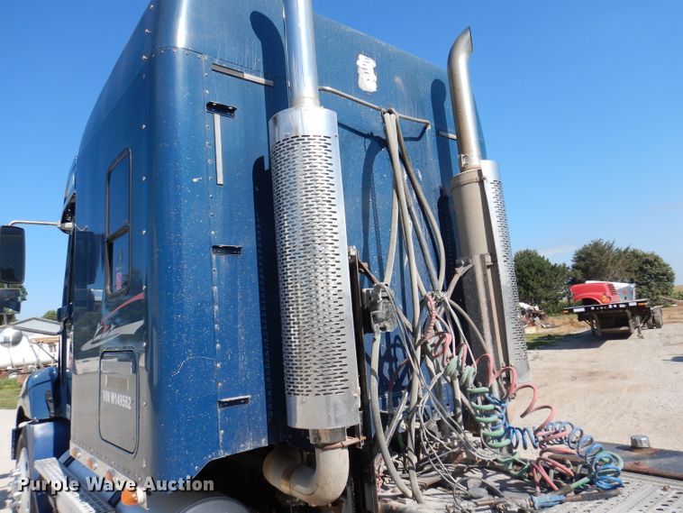 image for item IN9852 2001 Freightliner Columbia 120  semi truck