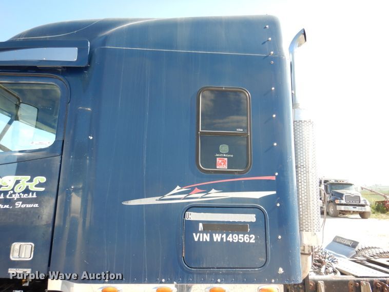 image for item IN9852 2001 Freightliner Columbia 120  semi truck