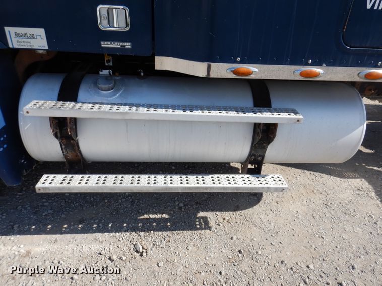 image for item IN9852 2001 Freightliner Columbia 120  semi truck