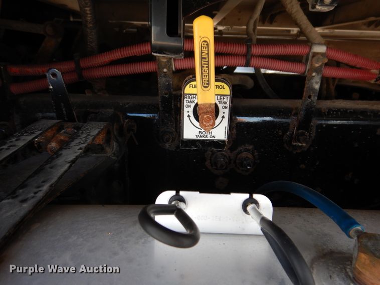 image for item IN9852 2001 Freightliner Columbia 120  semi truck