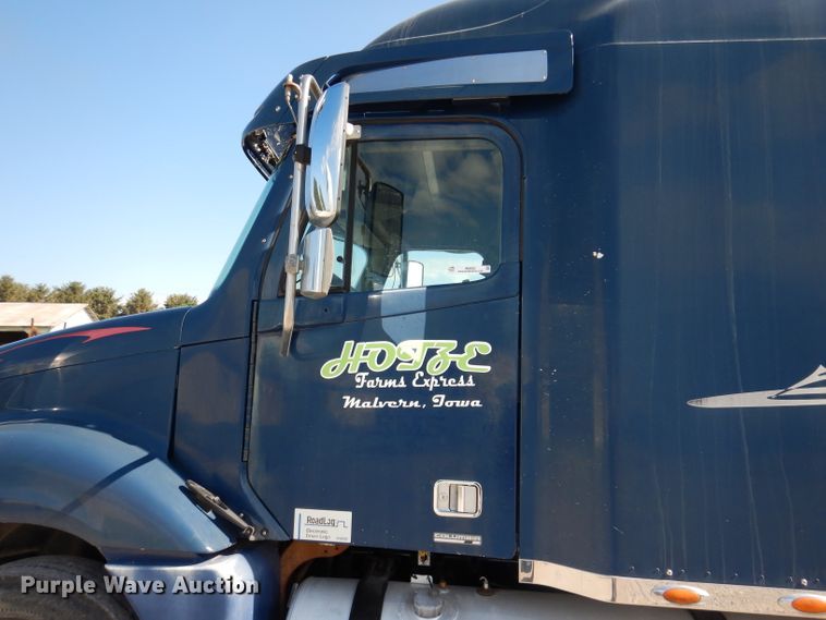 image for item IN9852 2001 Freightliner Columbia 120  semi truck