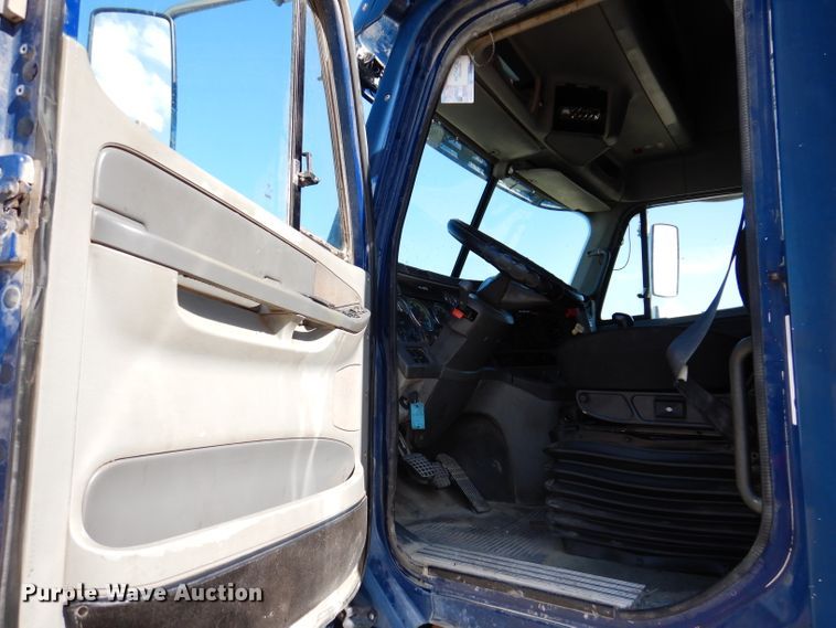 image for item IN9852 2001 Freightliner Columbia 120  semi truck