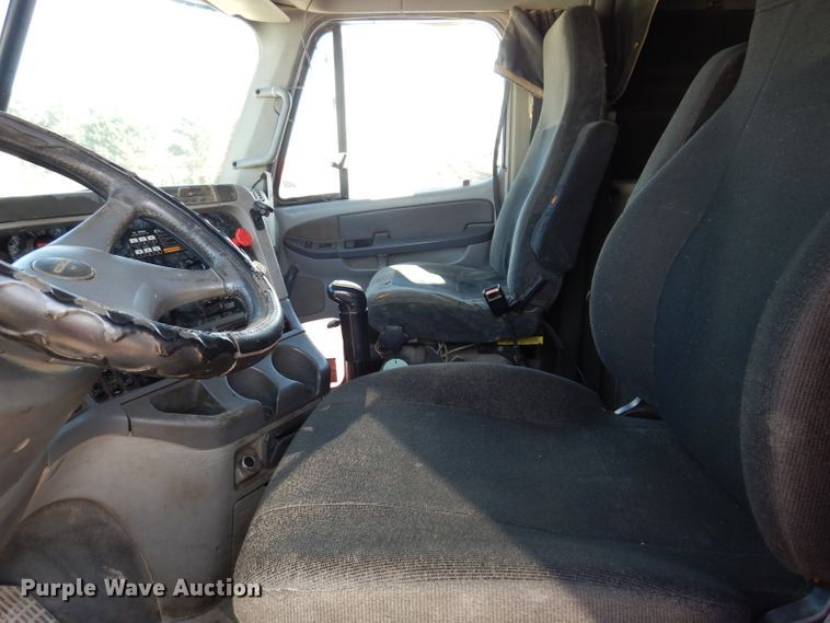 image for item IN9852 2001 Freightliner Columbia 120  semi truck