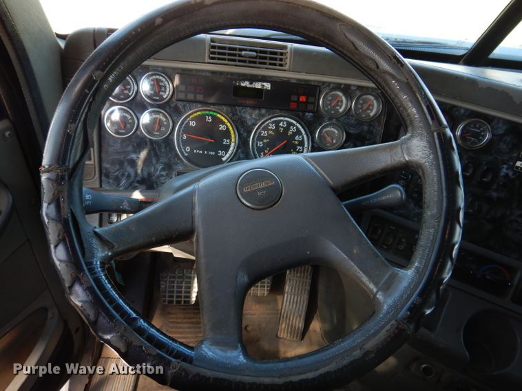 image for item IN9852 2001 Freightliner Columbia 120  semi truck