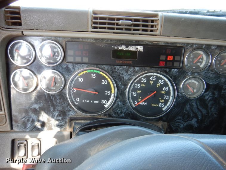 image for item IN9852 2001 Freightliner Columbia 120  semi truck