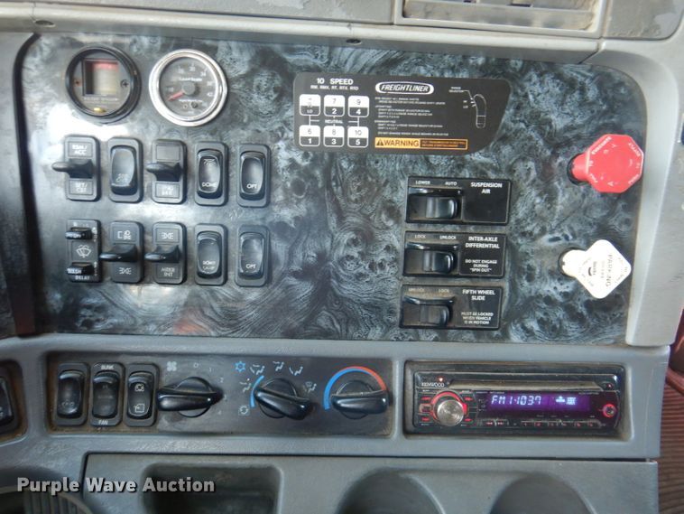 image for item IN9852 2001 Freightliner Columbia 120  semi truck