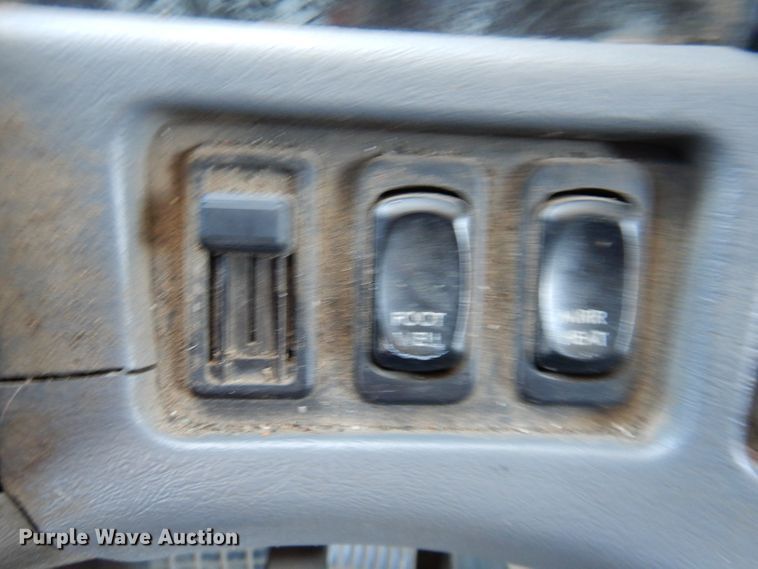 image for item IN9852 2001 Freightliner Columbia 120  semi truck