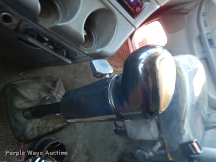 image for item IN9852 2001 Freightliner Columbia 120  semi truck