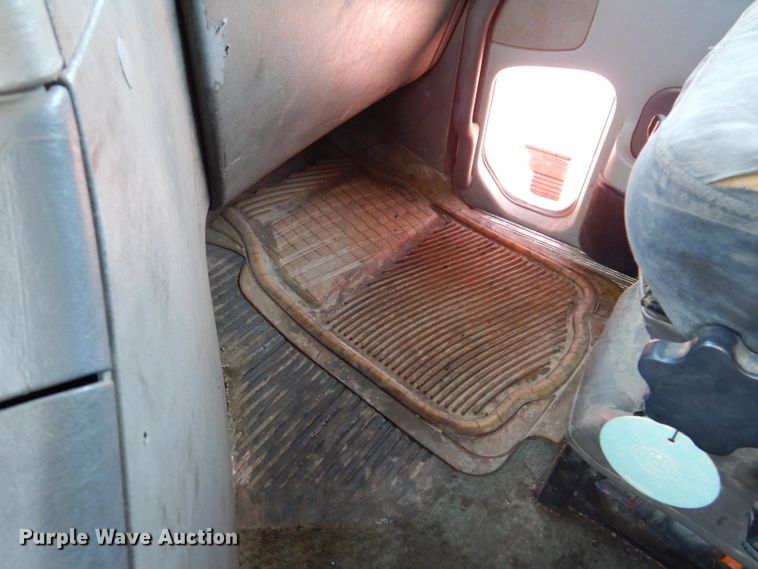 image for item IN9852 2001 Freightliner Columbia 120  semi truck