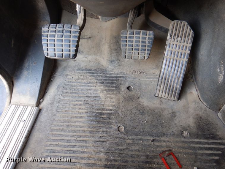 image for item IN9852 2001 Freightliner Columbia 120  semi truck