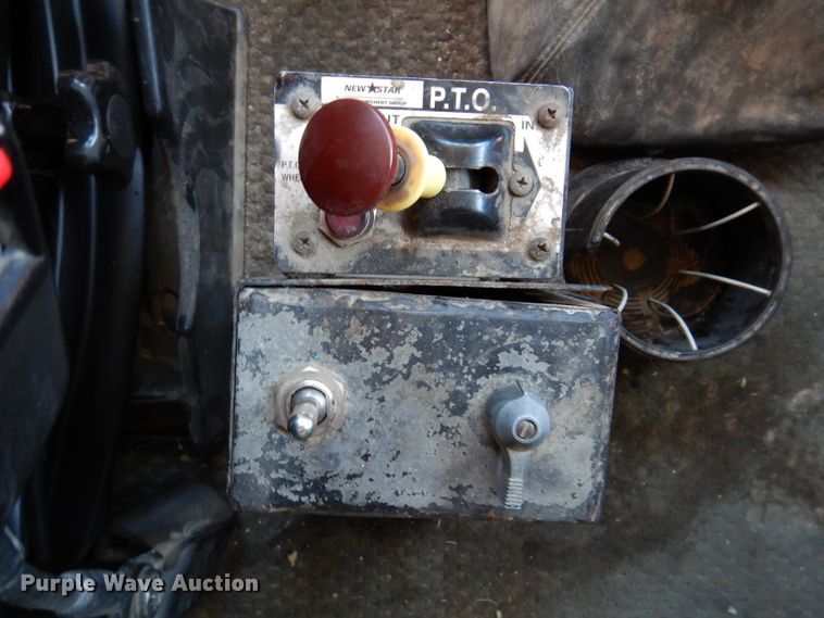 image for item IN9852 2001 Freightliner Columbia 120  semi truck