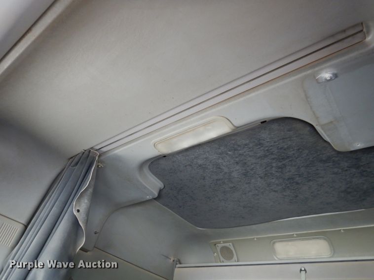 image for item IN9852 2001 Freightliner Columbia 120  semi truck