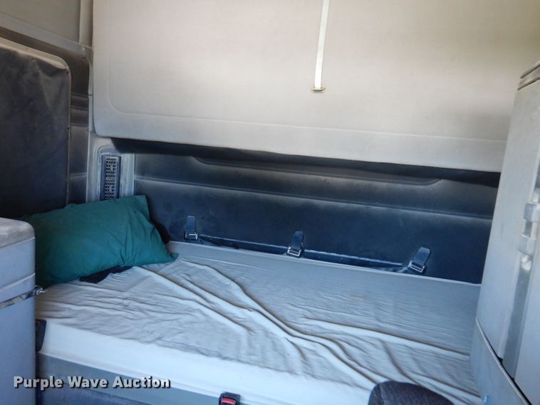 image for item IN9852 2001 Freightliner Columbia 120  semi truck