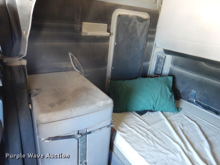 image for item IN9852 2001 Freightliner Columbia 120  semi truck