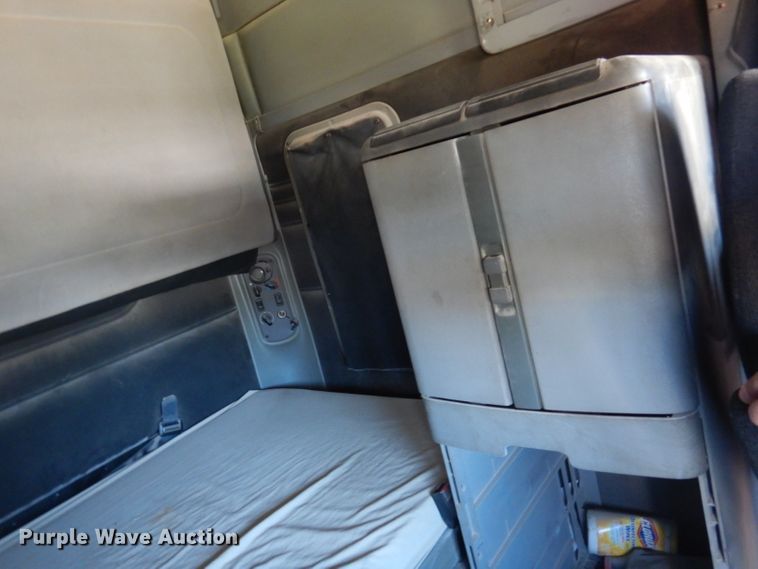 image for item IN9852 2001 Freightliner Columbia 120  semi truck