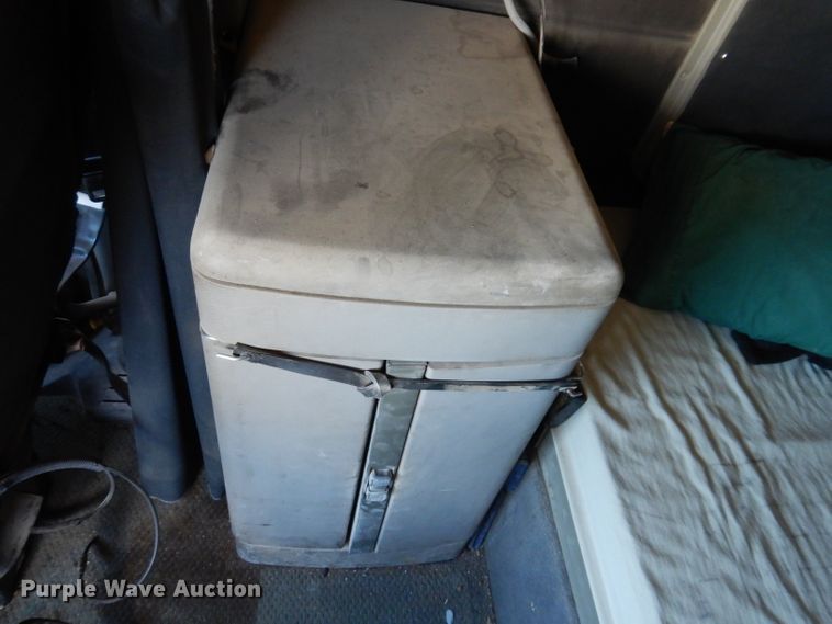 image for item IN9852 2001 Freightliner Columbia 120  semi truck