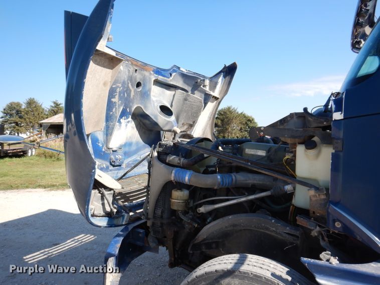 image for item IN9852 2001 Freightliner Columbia 120  semi truck