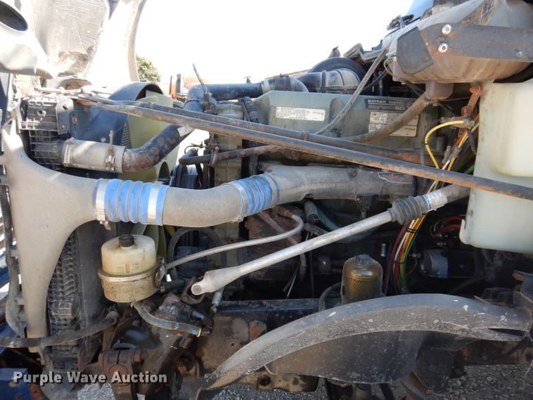 image for item IN9852 2001 Freightliner Columbia 120  semi truck