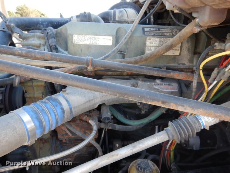 image for item IN9852 2001 Freightliner Columbia 120  semi truck