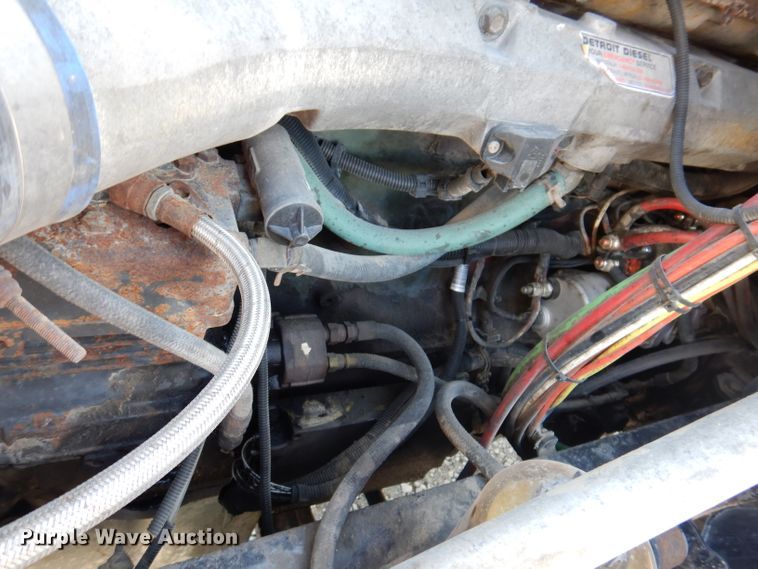 image for item IN9852 2001 Freightliner Columbia 120  semi truck