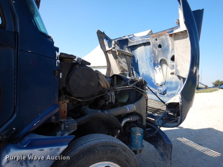 image for item IN9852 2001 Freightliner Columbia 120  semi truck