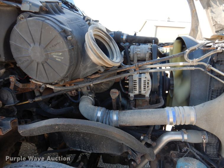 image for item IN9852 2001 Freightliner Columbia 120  semi truck