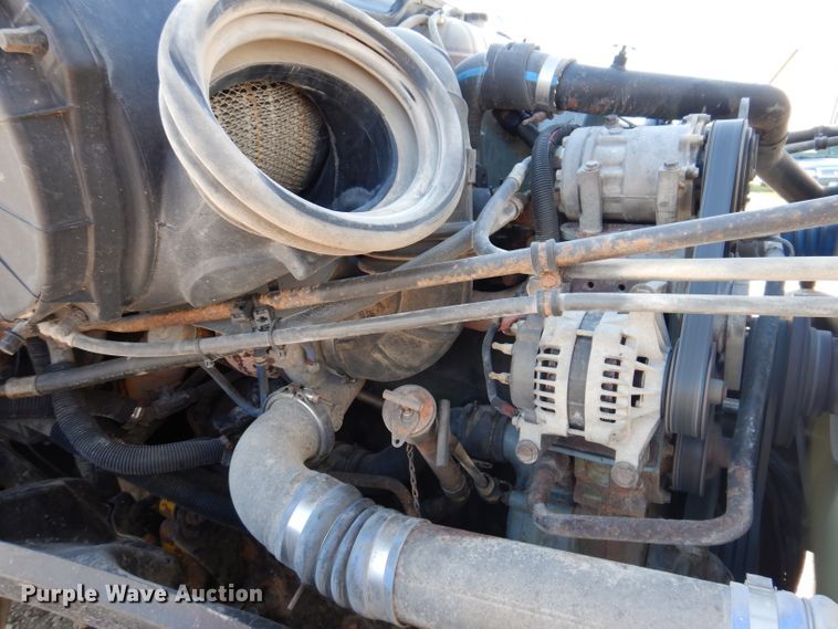 image for item IN9852 2001 Freightliner Columbia 120  semi truck