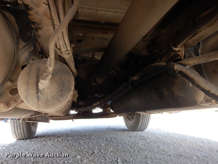 image for item IN9852 2001 Freightliner Columbia 120  semi truck