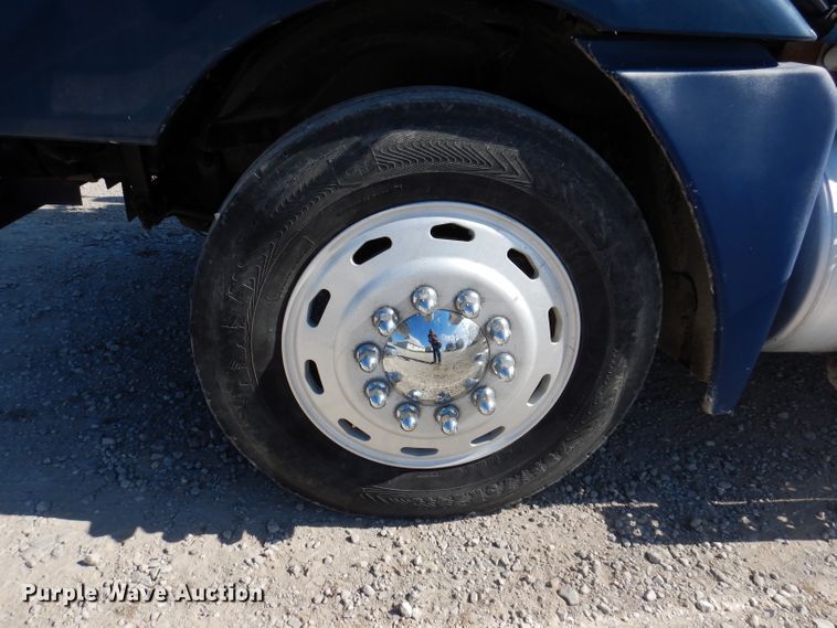 image for item IN9852 2001 Freightliner Columbia 120  semi truck