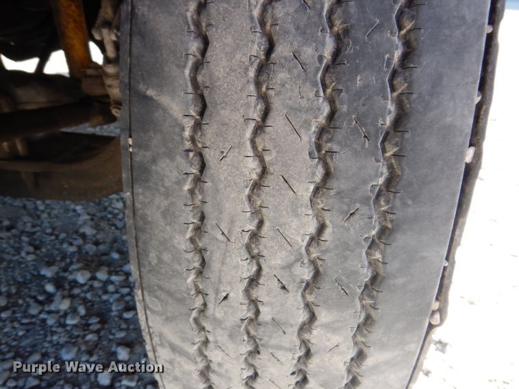 image for item IN9852 2001 Freightliner Columbia 120  semi truck