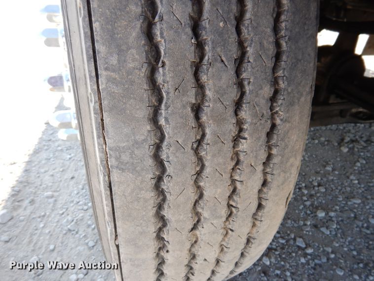 image for item IN9852 2001 Freightliner Columbia 120  semi truck