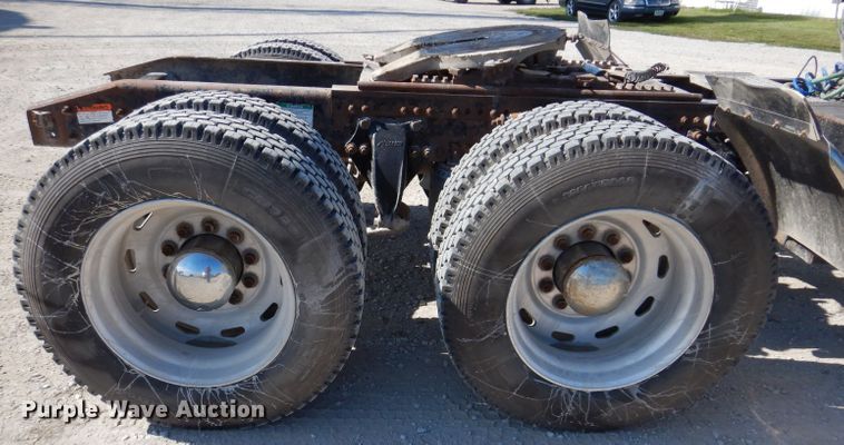 image for item IN9852 2001 Freightliner Columbia 120  semi truck