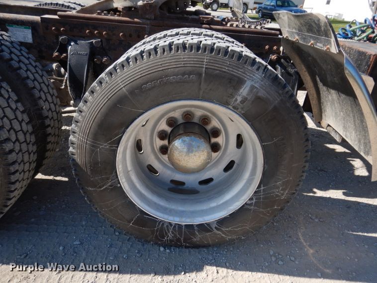 image for item IN9852 2001 Freightliner Columbia 120  semi truck