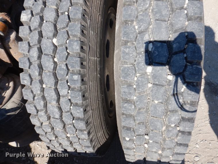 image for item IN9852 2001 Freightliner Columbia 120  semi truck