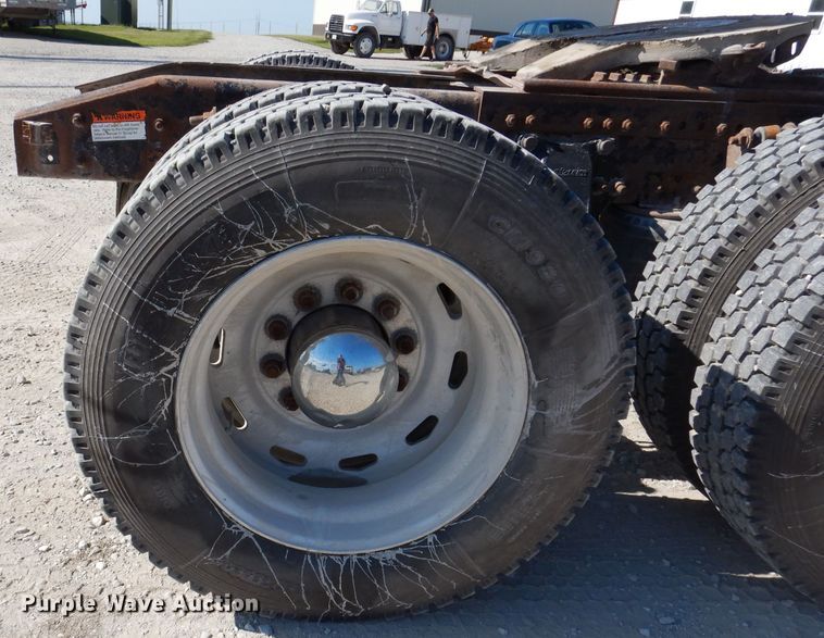 image for item IN9852 2001 Freightliner Columbia 120  semi truck