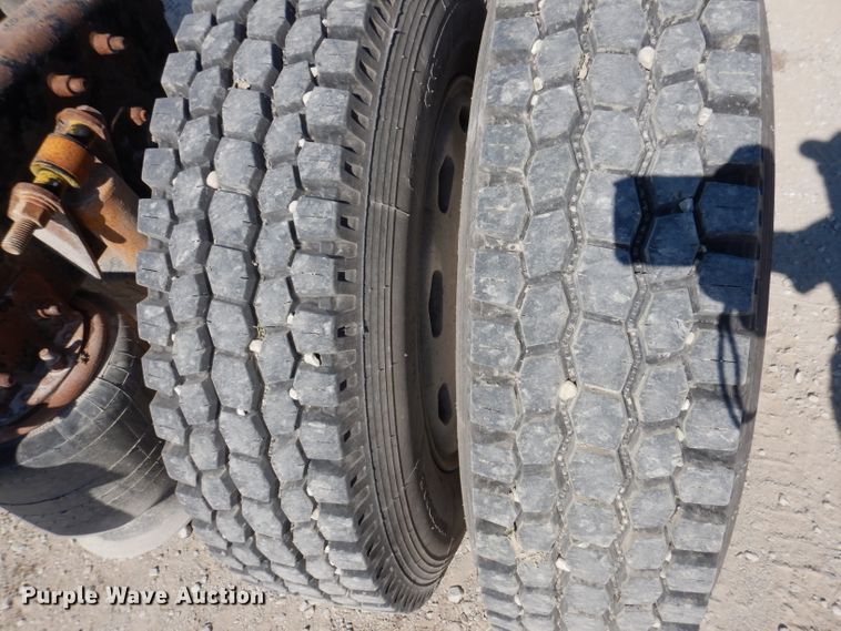 image for item IN9852 2001 Freightliner Columbia 120  semi truck