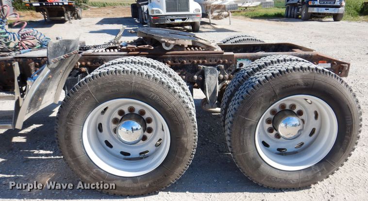 image for item IN9852 2001 Freightliner Columbia 120  semi truck