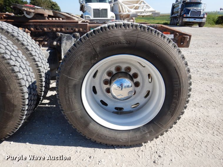 image for item IN9852 2001 Freightliner Columbia 120  semi truck