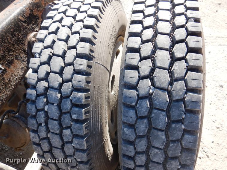 image for item IN9852 2001 Freightliner Columbia 120  semi truck