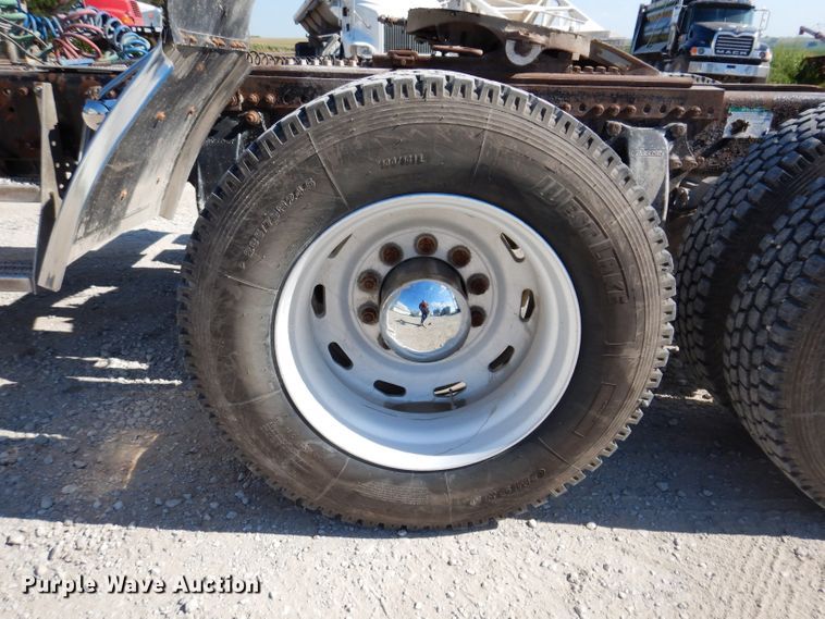 image for item IN9852 2001 Freightliner Columbia 120  semi truck