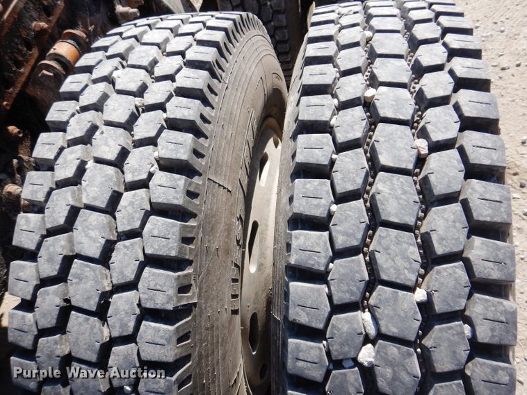 image for item IN9852 2001 Freightliner Columbia 120  semi truck