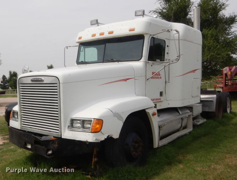 image for item IT9744 2000 Freightliner FLD120  semi truck