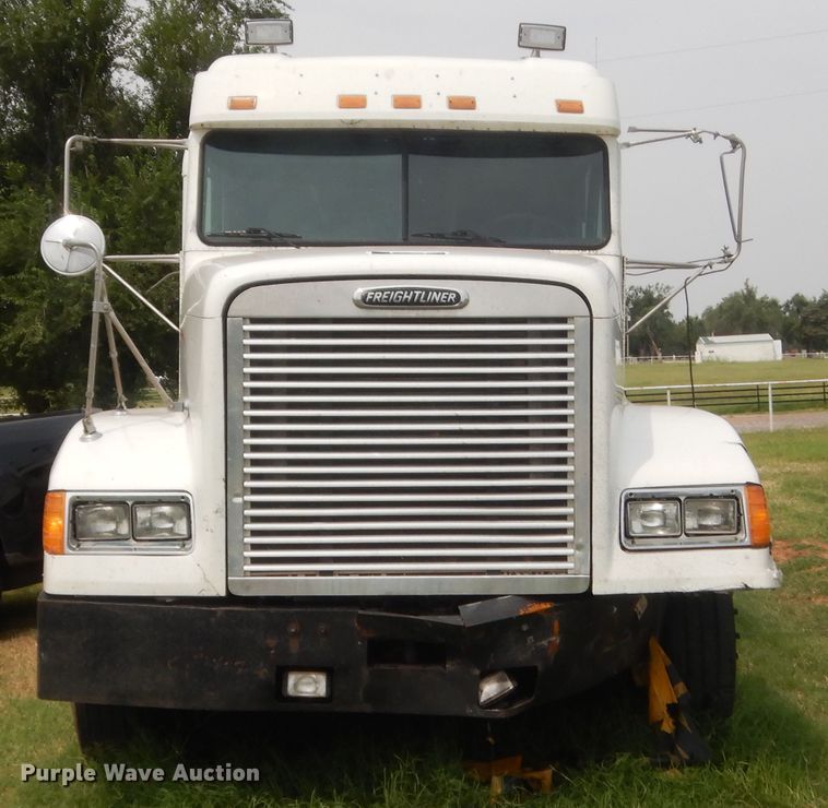 image for item IT9744 2000 Freightliner FLD120  semi truck